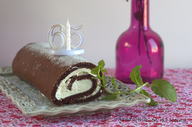 Brazo gitano de chocolate con nata y feliz 65 cumpleaños papá