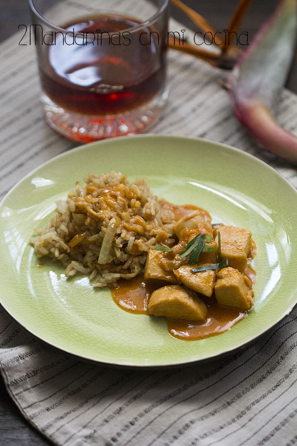 Curry panag con pollo y arroz frito