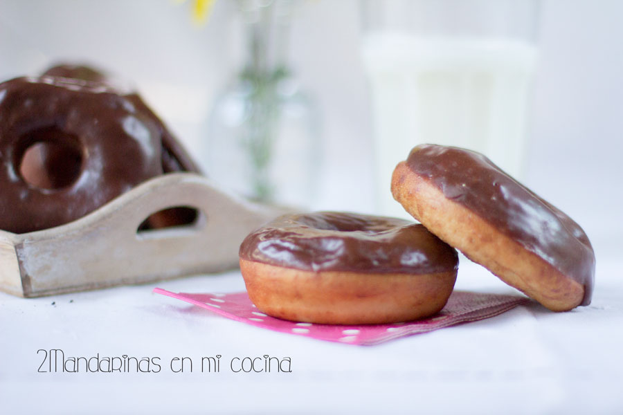 Donuts caseros con cobertura de chocolate
