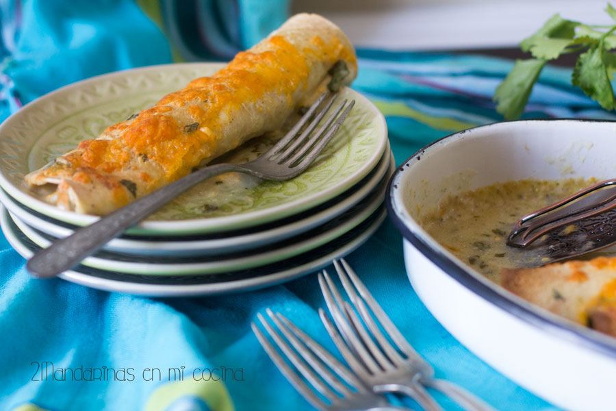 como preparar Enchiladas de pollo con aguacate, queso chedar y crème fraîche. #kukit