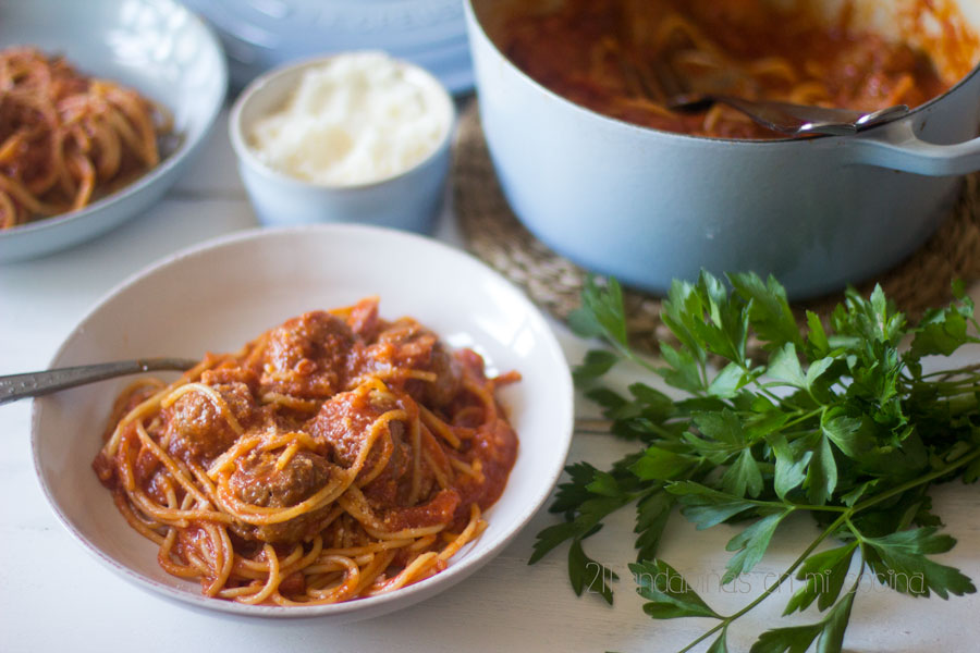 Espaguetis con albóndigas y tomate frito en cocotte