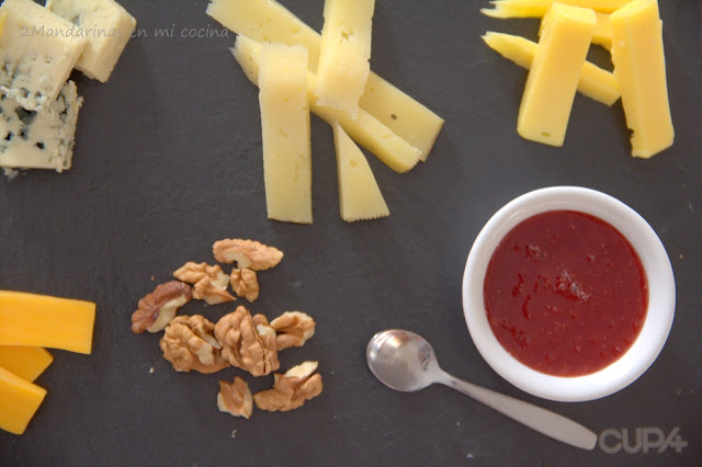 Tabla de quesos con mermelada de albaricoques y cerezas y felices vacaciones!