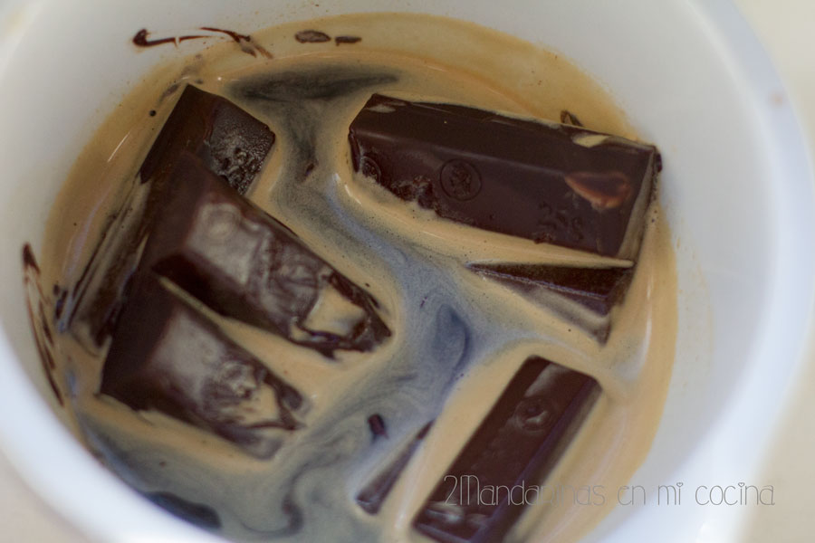 como preparar el chocolate derretido para los Mini Bundt Cake de chocolate y café con cobertura de chocolate y café Dolce Gusto