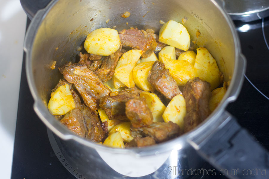 paso a paso de como preparar patatas con costillas