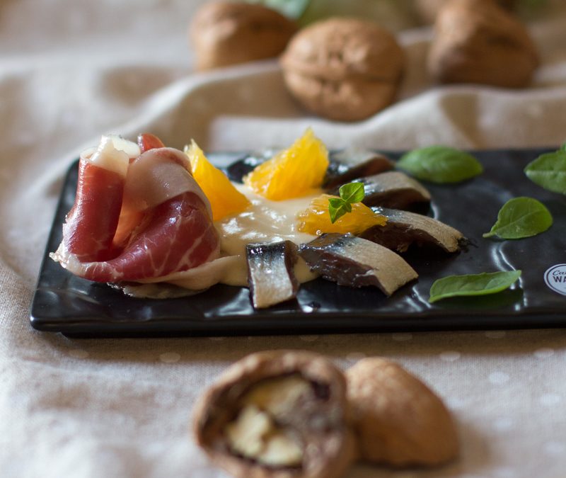Ajoblanco de nuez con sardina marinada, jamón ibérico y naranja